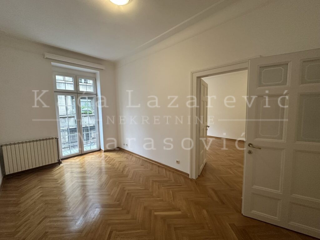 Vlajkovićeva, kod Ateljea 212 ID#44918 950 €